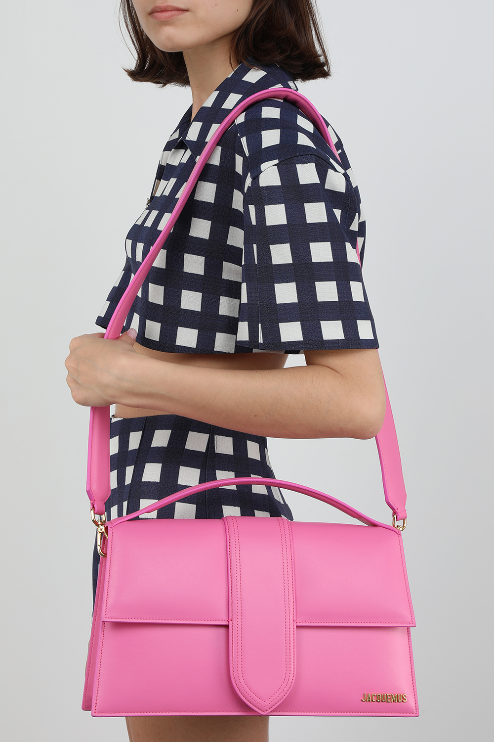 תמונת כל הלוק של תיק לה במבינו ורוד